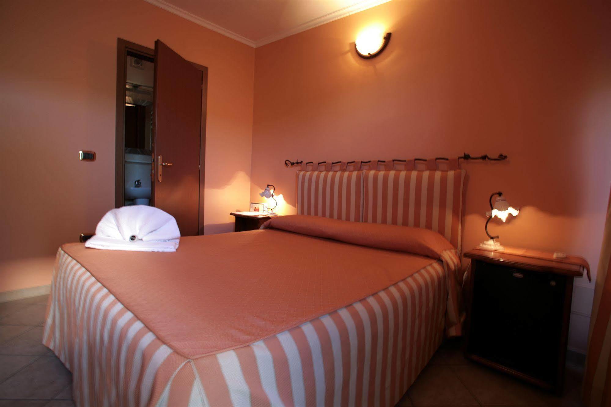 Airport Hotel Fiumicino Esterno foto